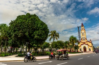 Plaza de Armas y Catedral de Iquitos