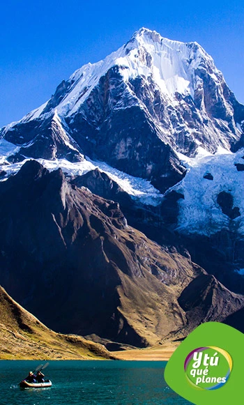 Laguna Carhuacocha y Nevado Yerupajá. Trekking en la Cordillera Huayhuash
